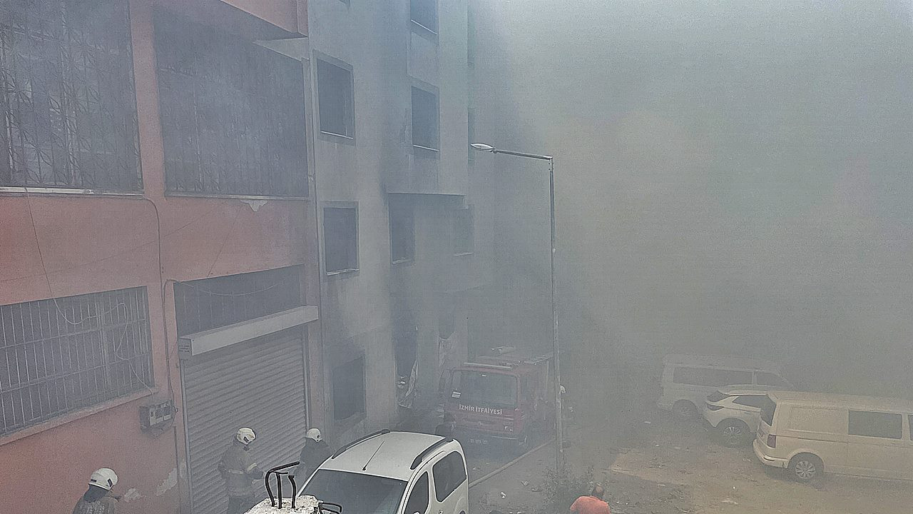 İzmir’deki yangında çanta imalathanesi küle döndü