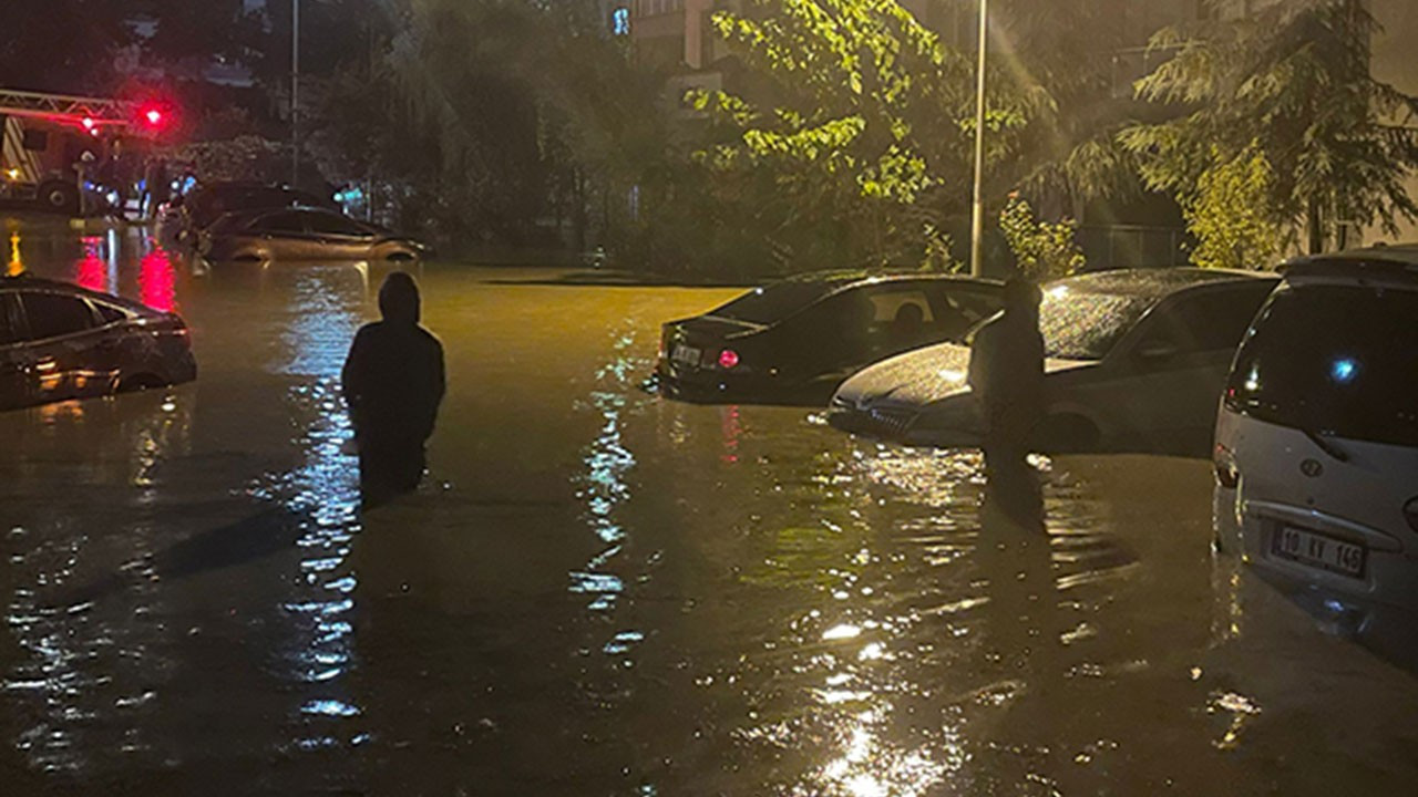 İstanbul’u sel vurdu, sokaklar göle döndü! 2 kişi hayatını kaybetti