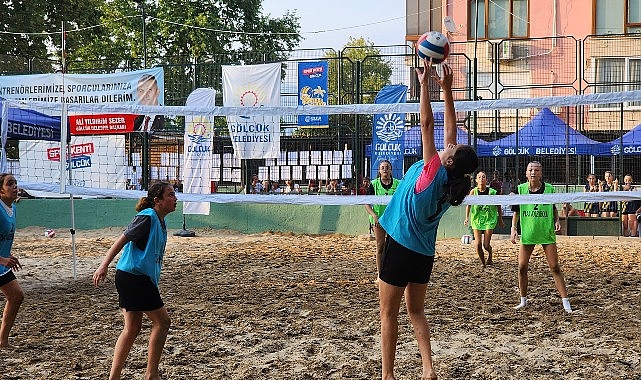 Gölcük Belediyesi yaz spor etkinlikleri kapsamında geleneksel olarak düzenlenen plaj voleybolu turnuvası, bu yıl da rekor katılımla başladı